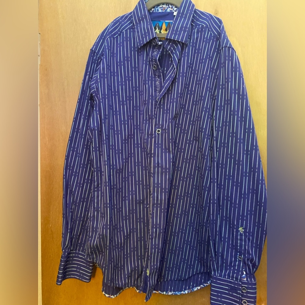 Men’s Robert Graham button down shirt
Size Small
